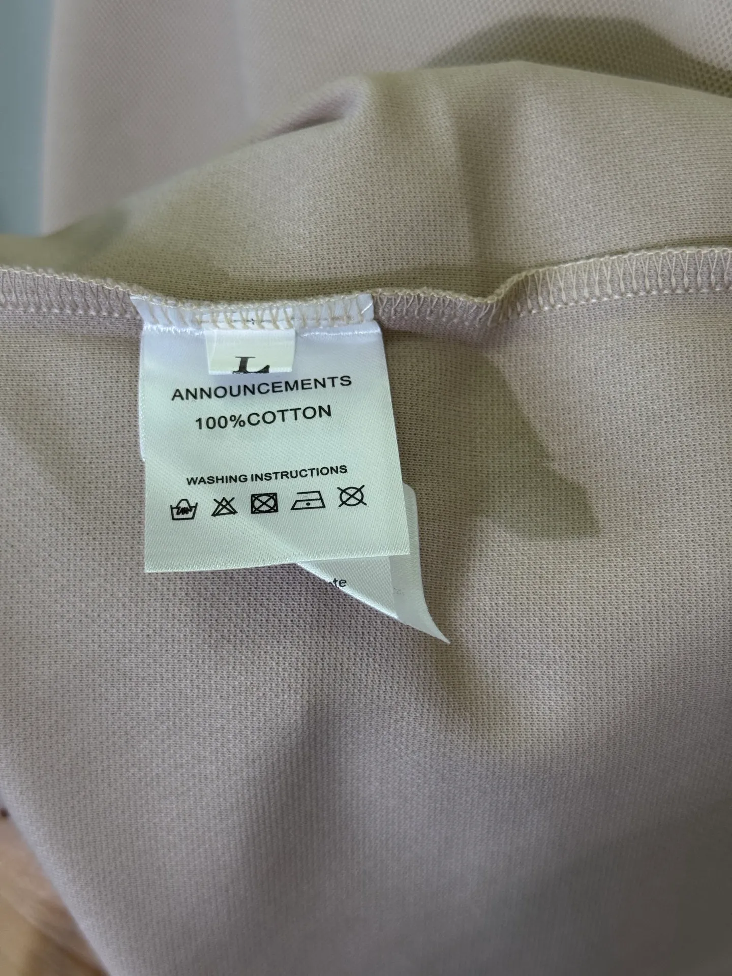 💋 Brunello Cucinelli Khaki color Pegasus logo Polo shirt. Put the low-key luxury of Italy's "King of Cashmere" into this gentle Khaki Polo. The delicate Pegasus embroidery on the chest, combined with the contrasting fine edge details on the collar and cuffs, is low-key yet highly recognizable on the soft Khaki background. It is the first choice for players who truly understand texture. The high-count piqué cotton fabric is selected to be drape-resistant and wrinkle-resistant. The upper body has a neat and straight noble feeling. The fit is slightly loose and does not matter the body shape. It can be easily held in business commuting and light formal occasions. A Khaki Polo can ensure your relaxed and decent look in all spring and summer occasions. M-3XL